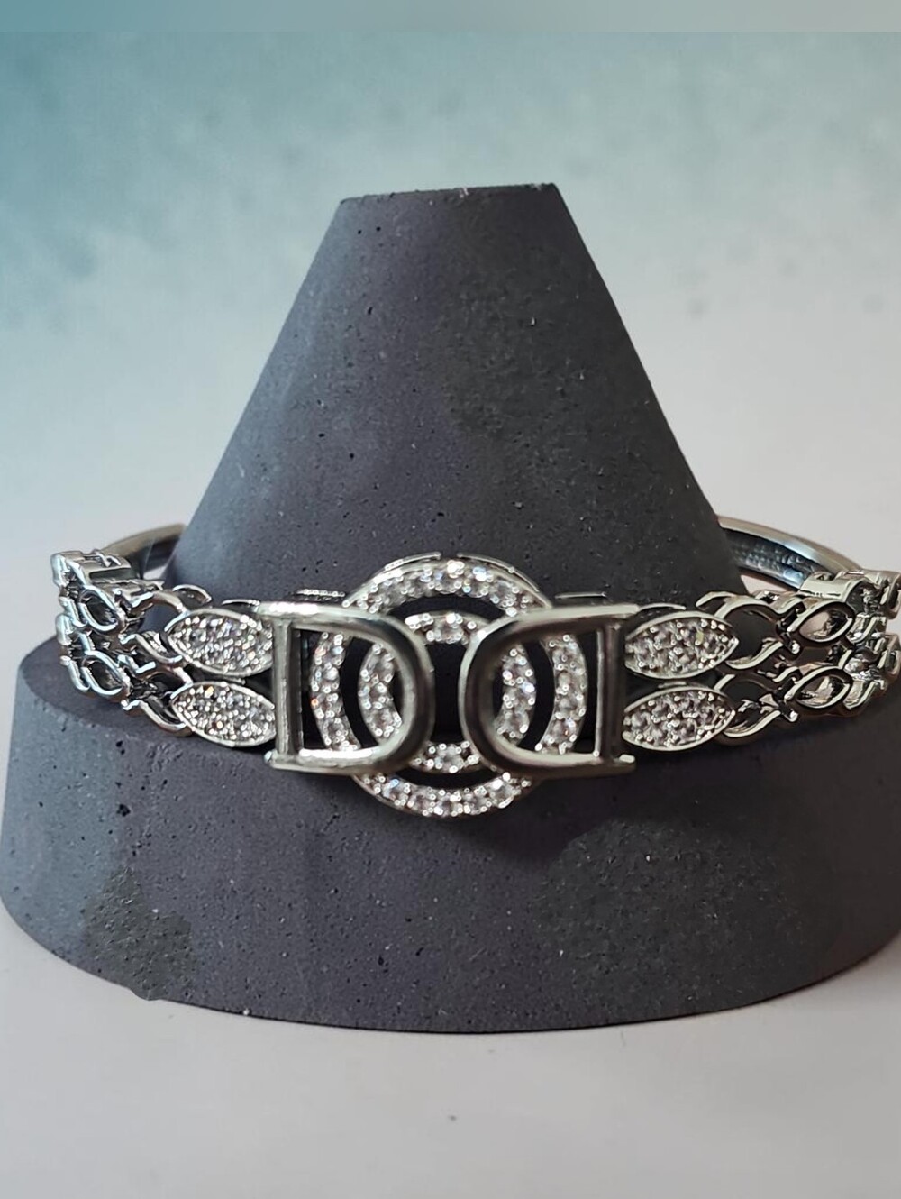 Sassified Boutiquw NwT  Silver-Tone Crystal Bracelet - Double D Circleññ Accent
